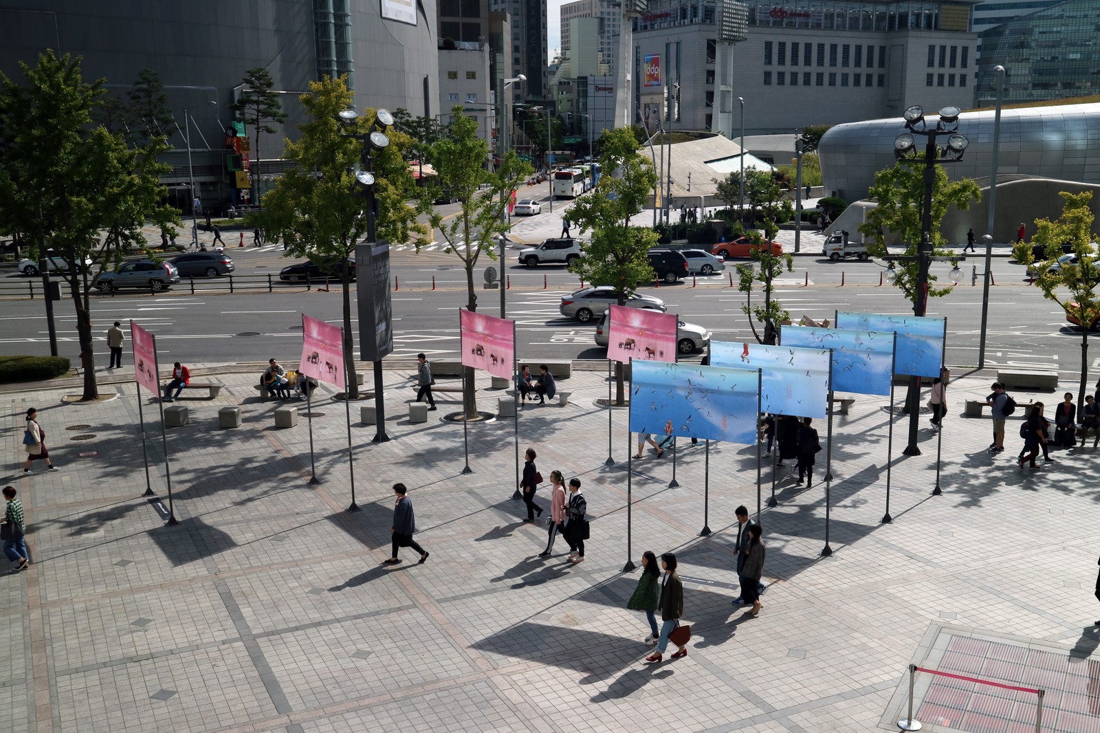 Installation view, BEUTYFOL GIRLS XEROX DESERT ROSE, Doota Plaza, Seoul’s city center, 2018