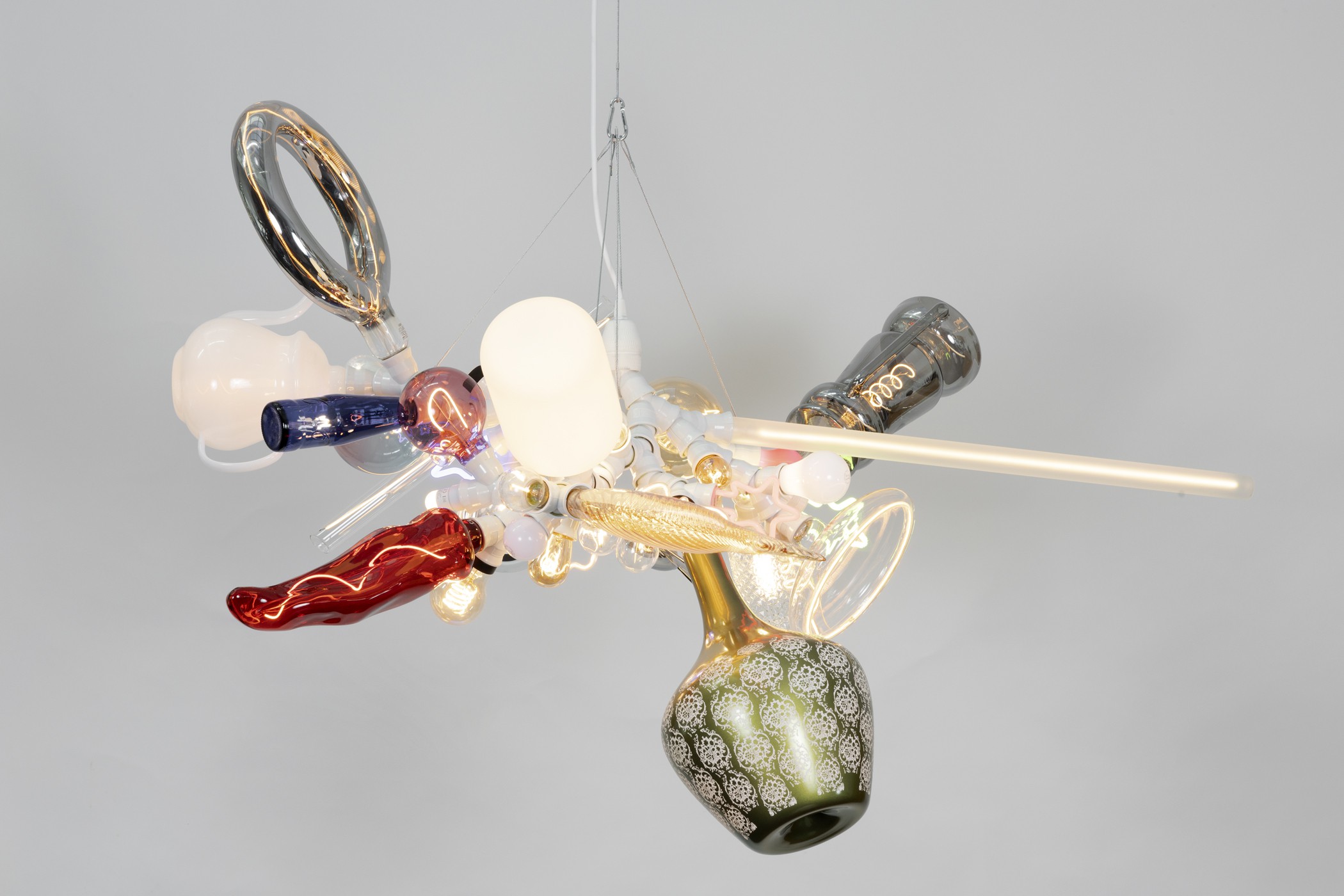 Kaspar Müller, Untitled, 2022, Lightbulbs, e27 splitters, steel cord, electrical wiring, e27 ceramic lamp socket, 90 x 130 x 110 cm, 35 1/2 x 51 x 43 1/2 in